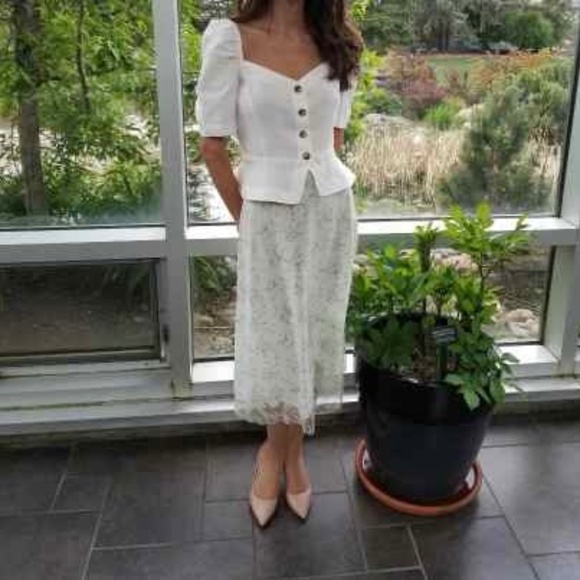 Wilfred. Size Small. White "Janine" puffed sleeved, button-front linen blouse. - Picture 2 of 5